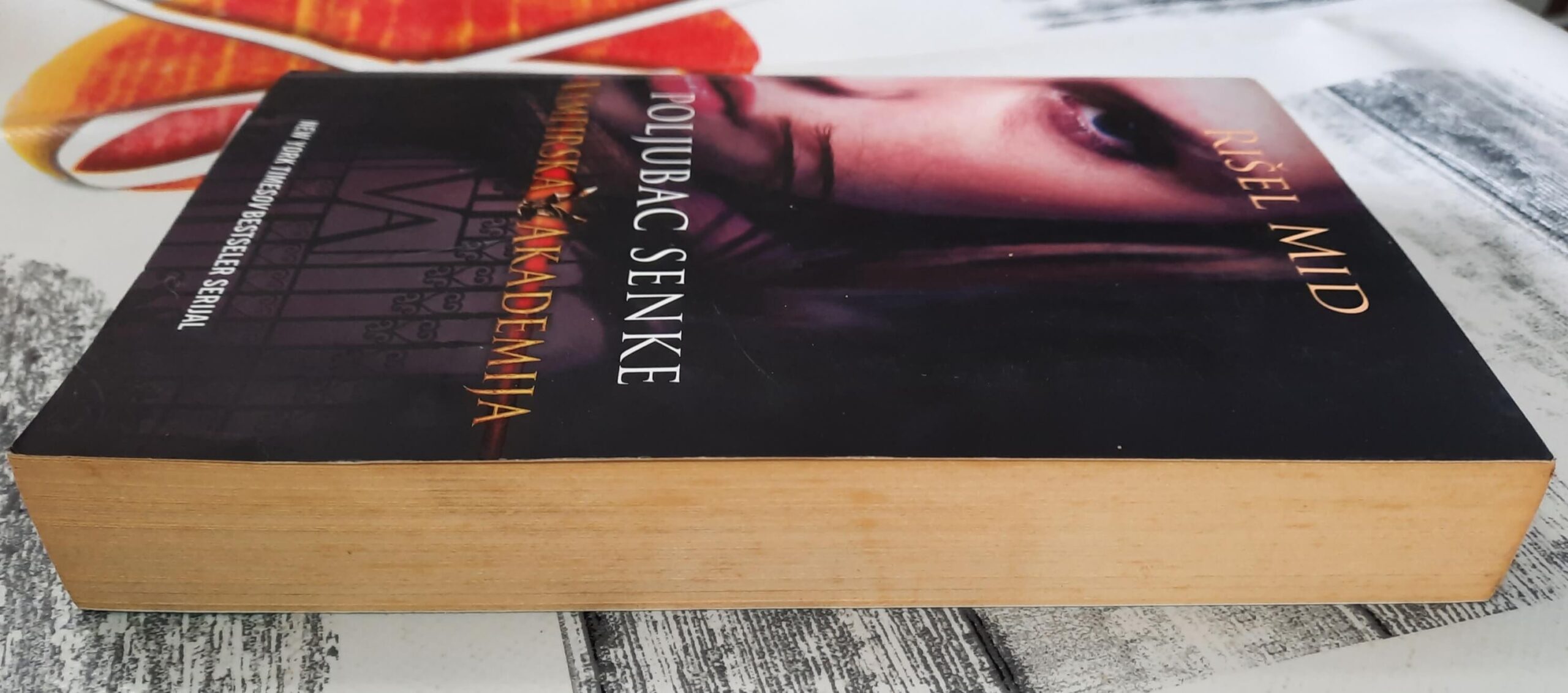 Poljubac senke Vampirska akademija - Rišel Mid