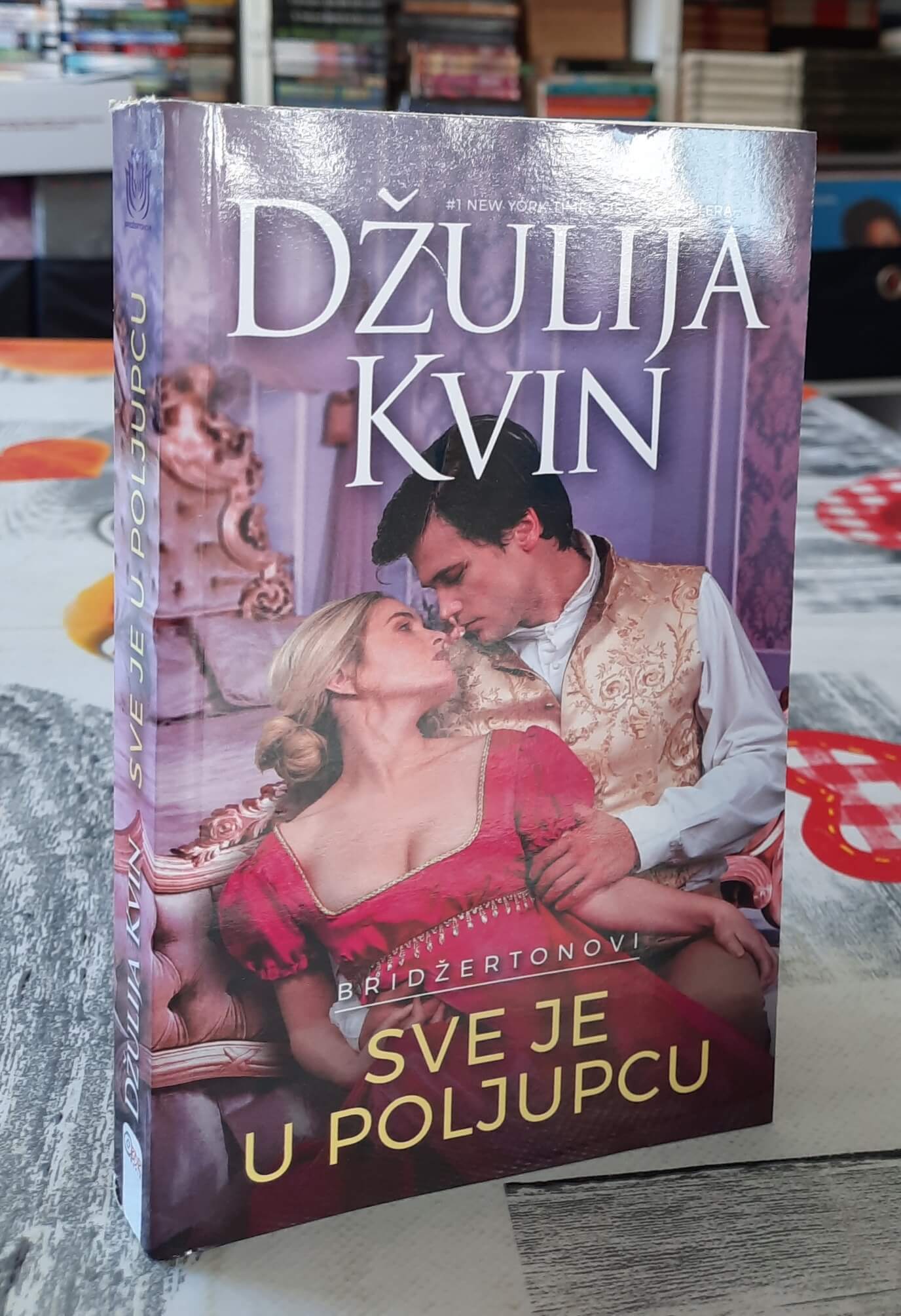 Sve je u poljupcu - Džulija Kvin