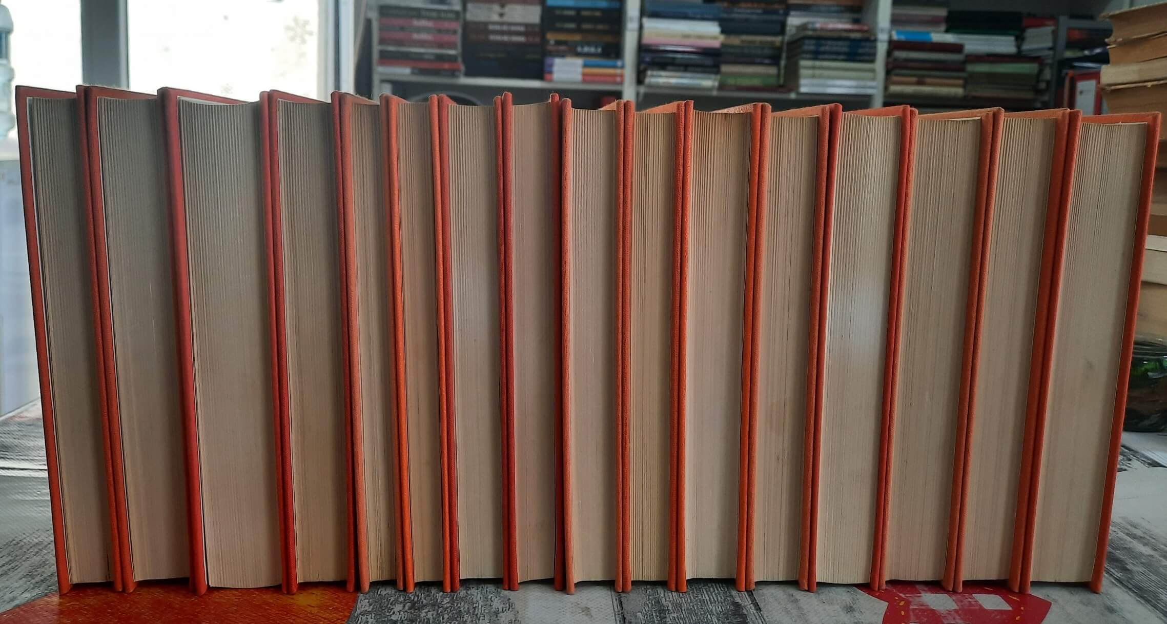 16 knjiga, 15 naslova iz edicije Biblioteka moderne literature - HIT