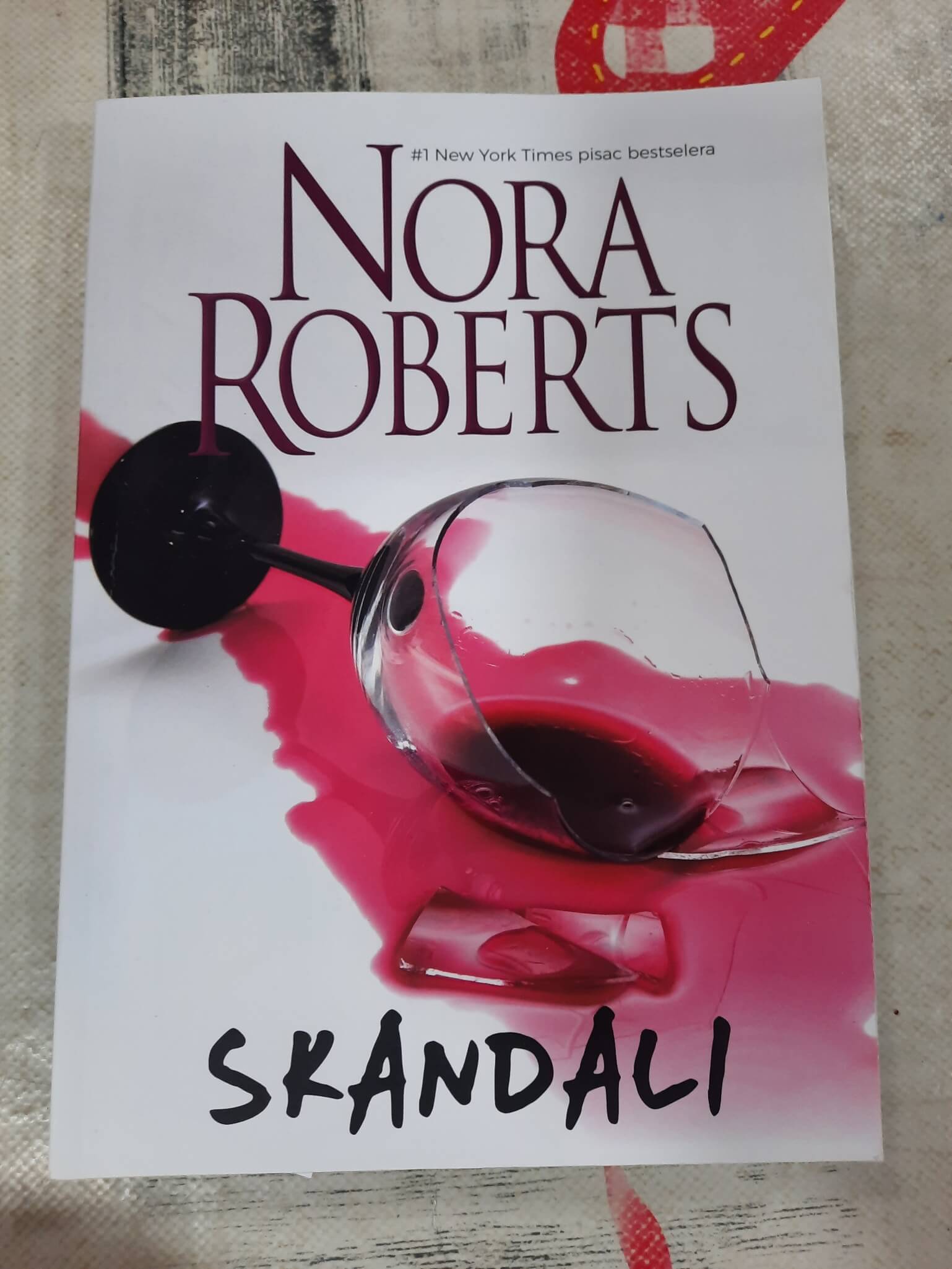 Skandali - Nora Roberts