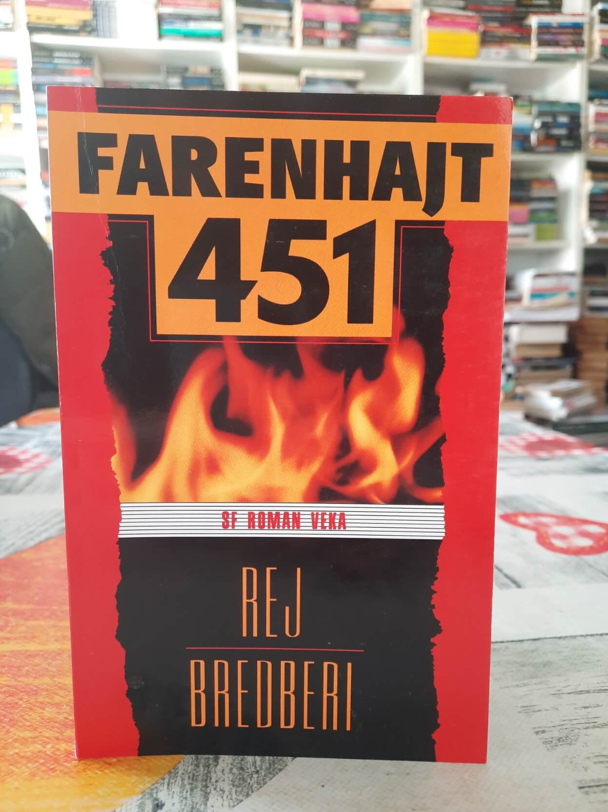 Farenhajt 451 - Rej Bredberi