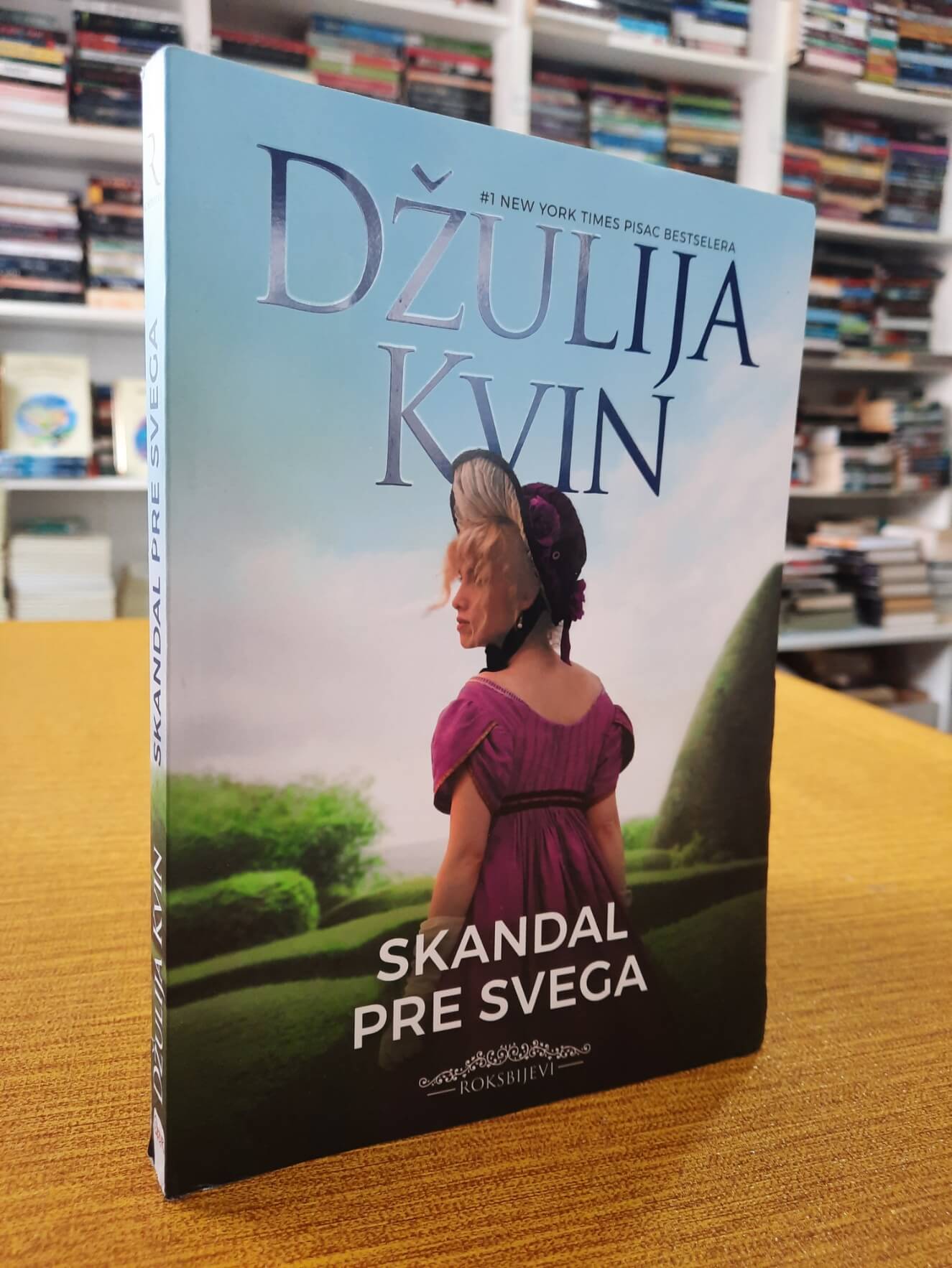 Skandal pre svega - Džulija Kvin