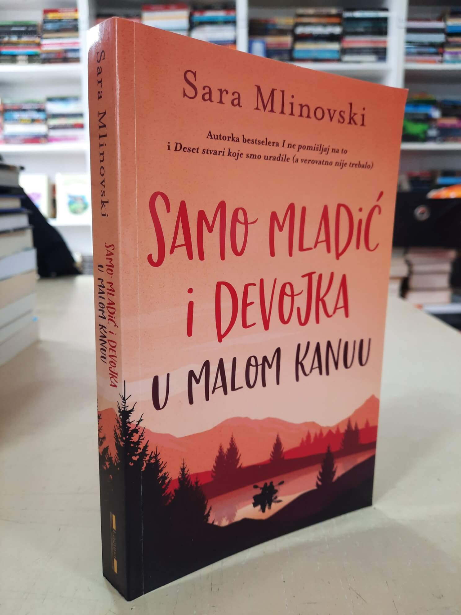 Samo mladić i devojka u malom kanuu - Sara Mlinovski