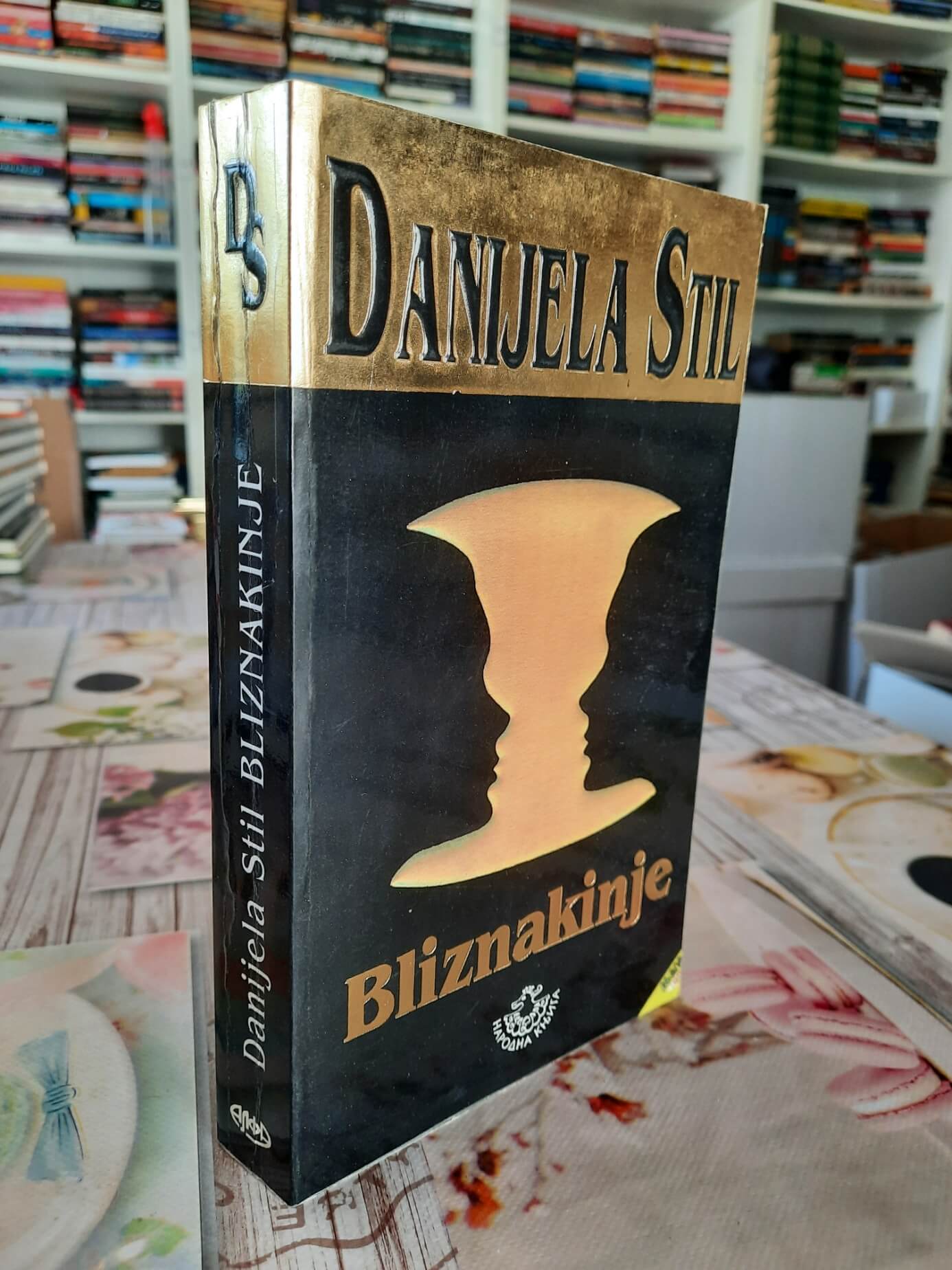 Bliznakinje - Danijela Stil