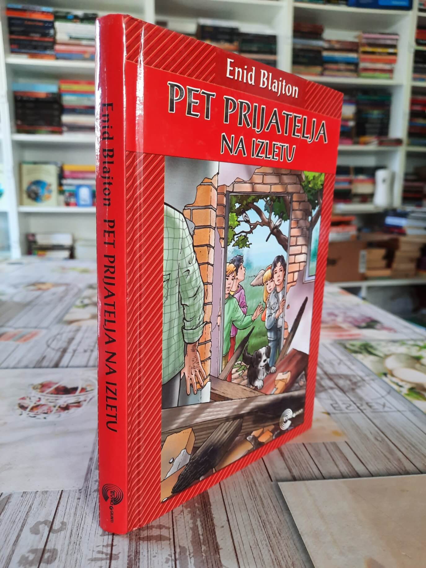 Pet prijatelja na izletu - Enid Blajton