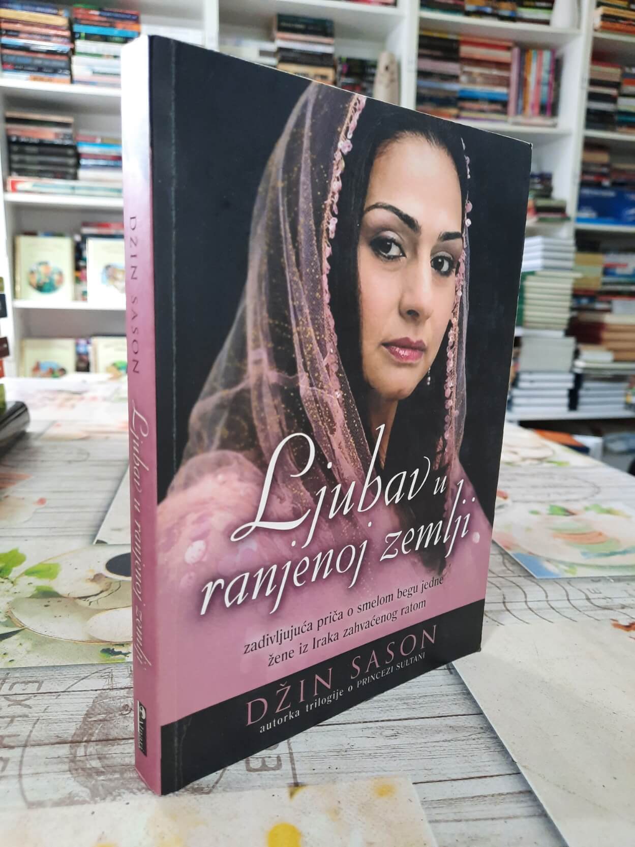 Ljubav u ranjenoj zemlji - Džin Sason