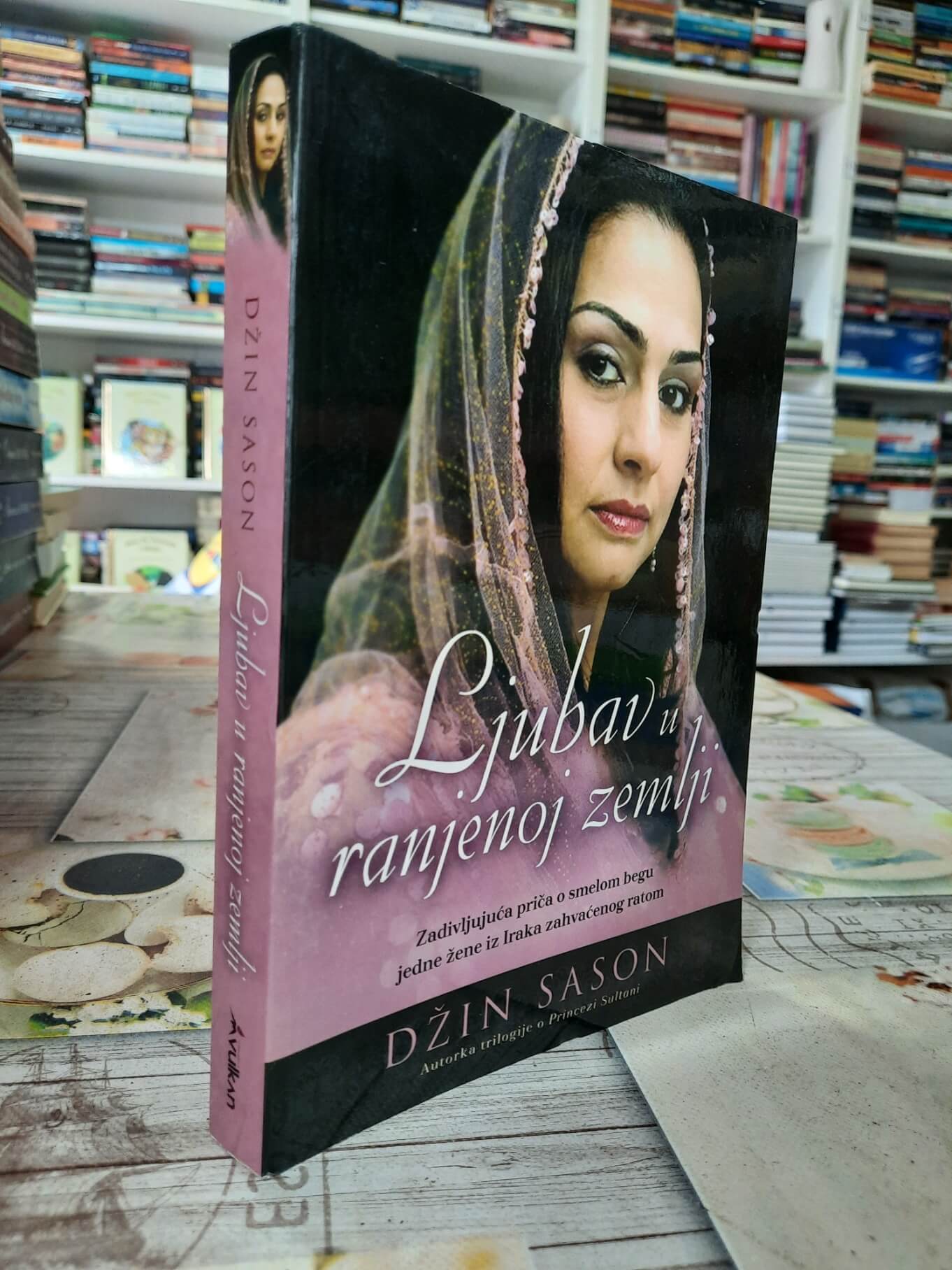 Ljubav u ranjenoj zemlji - Džin Sason