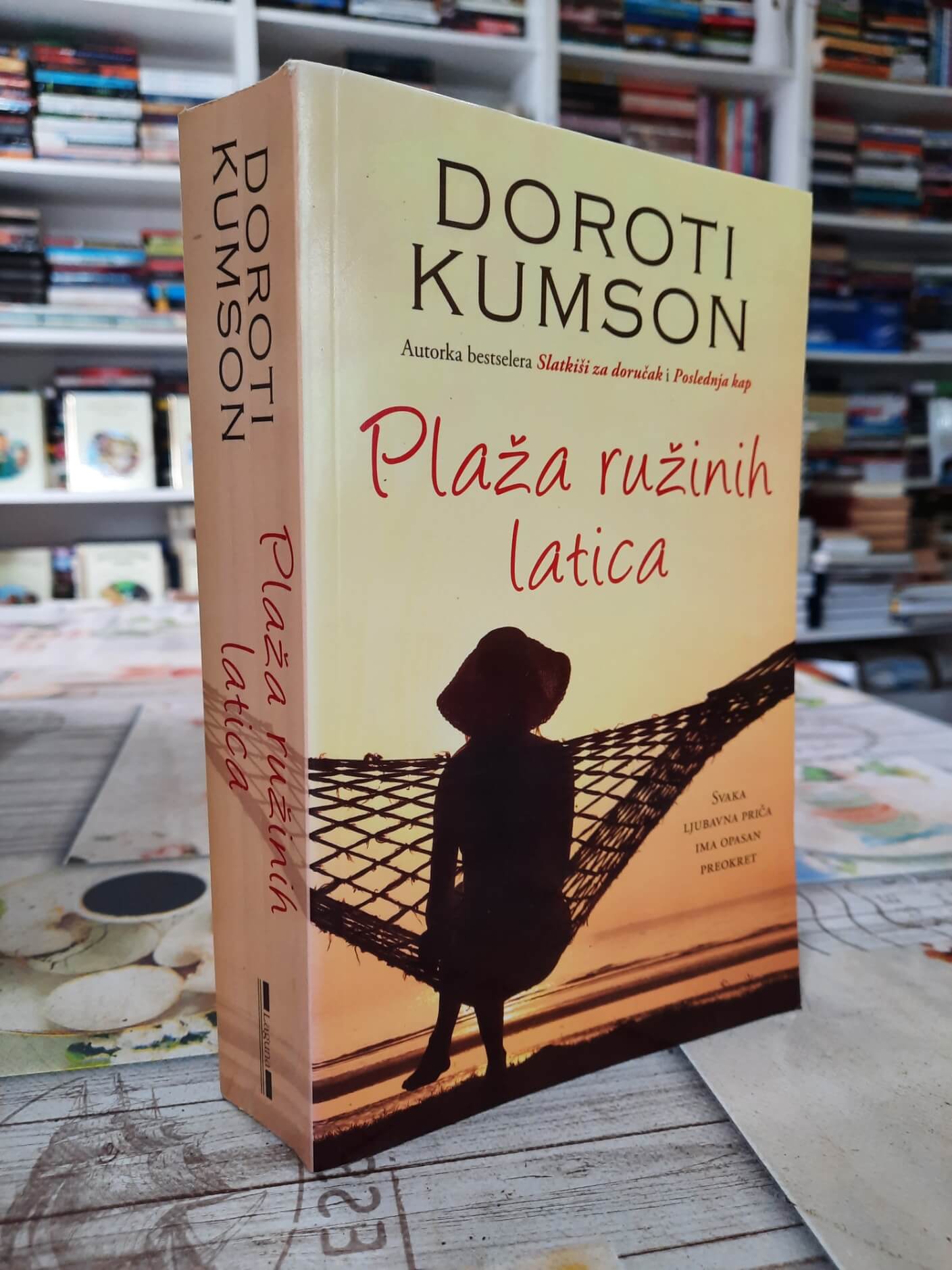 Plaža ružinih latica - Doroti Kumson