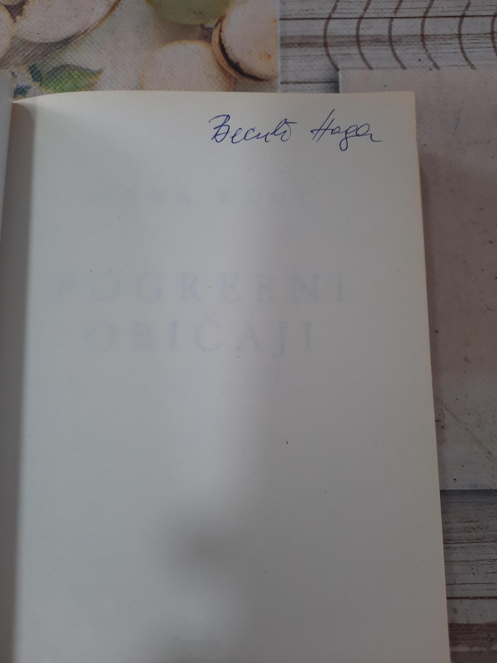 Pogrebni običaji - Hana Kent